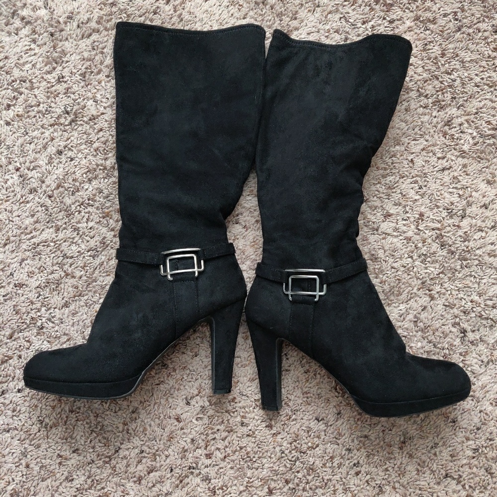 Black heeled boots